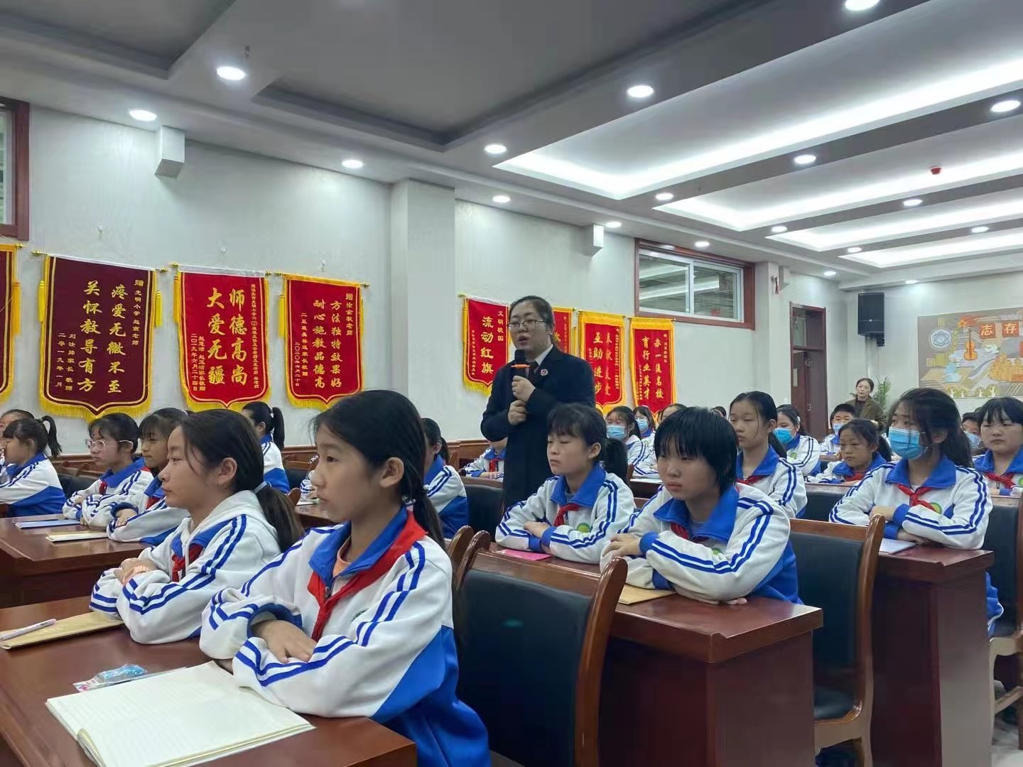 送法进校园，护航成长路---走进光明小学